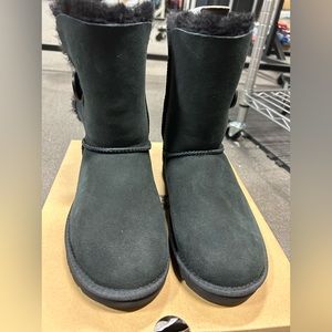 New in box Ugg Bailey Button 2 Size 6